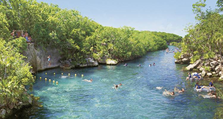 Een natuurlijke waterlagune met mensen die zwemmen en duiken.