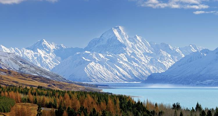 Schneebedeckte Berggipfel mit einem See in Neuseeland.