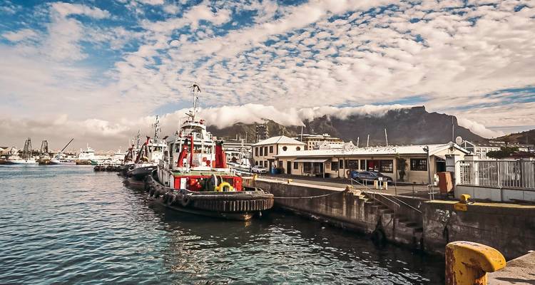 Port avec des bateaux et la montagne de la Table en arrière-plan.