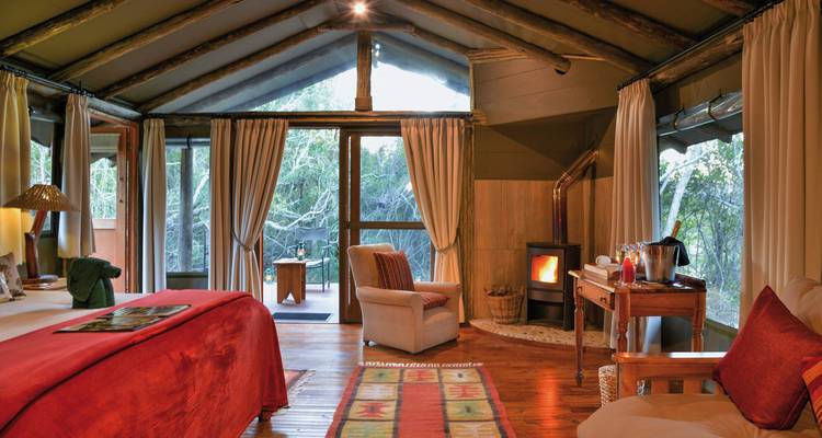 Intérieur d'une cabane chaleureuse avec une cheminée.