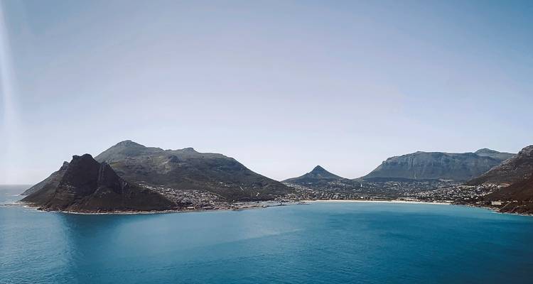 Vue côtière de montagne avec une eau bleue claire.