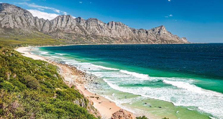 Montagne côtière rocheuse avec une plage de sable.