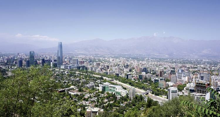 Weite Stadtlandschaft von Santiago, Chile mit den Anden im Hintergrund.