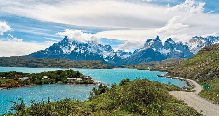 Vue à couper le souffle d'un lac entouré de montagnes spectaculaires.