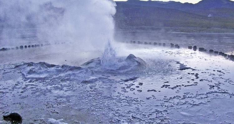 Geysir in einer felsigen Landschaft.