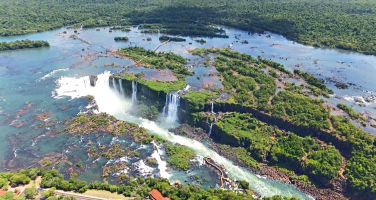 Luftaufnahme der Iguazu-Fälle mit üppigem Grün.