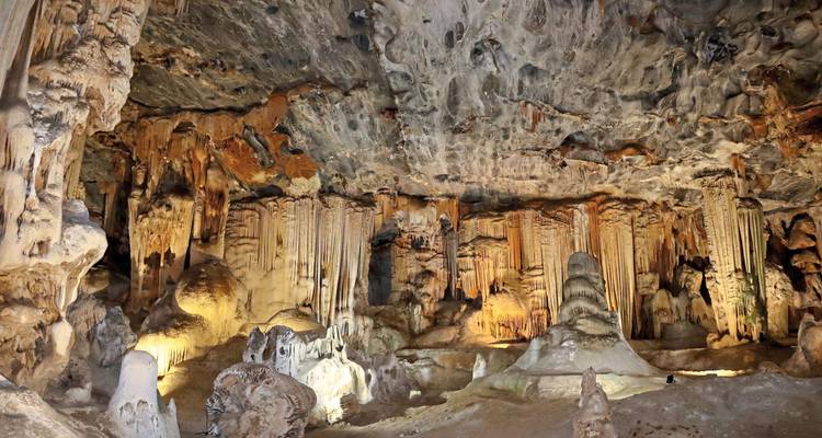 Inneres einer Höhle mit Stalaktiten und Stalagmiten.
