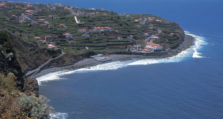 Levadas, lush vegetation and rugged coasts - DERTOUR 3