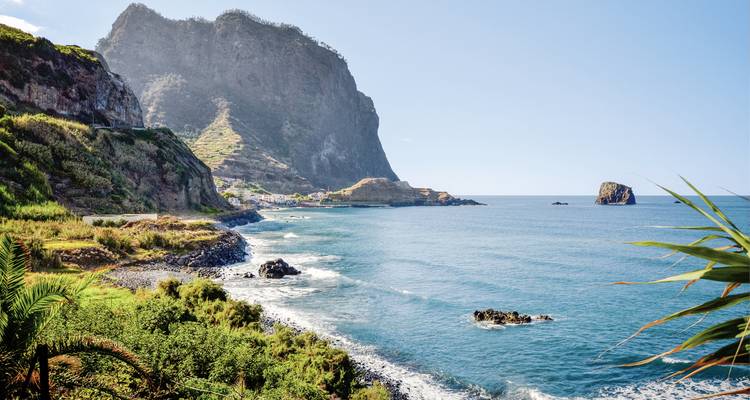 Paysage côtier pittoresque avec des falaises abruptes surplombant l'océan.