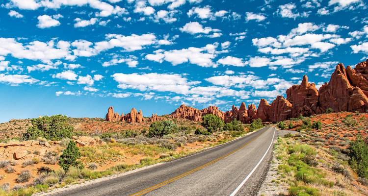 Route traversant un paysage désertique avec des formations rocheuses.