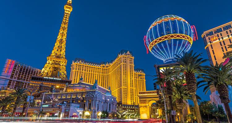 Vue nocturne du Strip de Las Vegas avec des lumières vives.