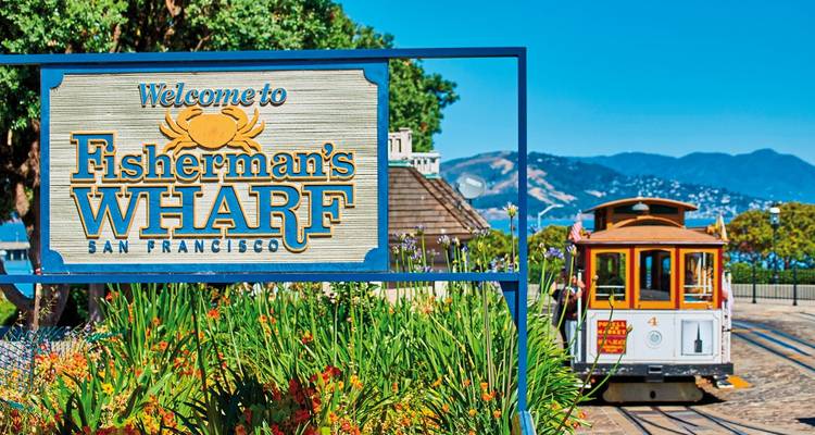 Téléphérique au Fisherman's Wharf avec un arrière-plan pittoresque.