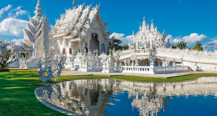 Kunstvoll gestalteter weißer Tempel mit einer Spiegelung im Teich.
