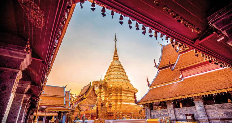 Goldener Tempel bei Sonnenuntergang mit kunstvoller Architektur.
