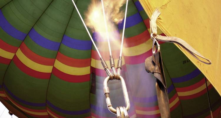 Vue en gros plan du brûleur d'une montgolfière depuis le dessous.