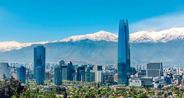 Moderne stadsgezicht van Santiago met de Andes bergen op de achtergrond.