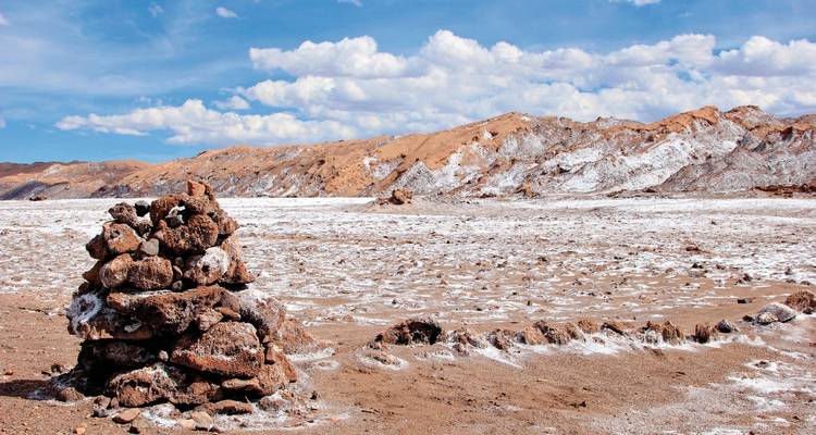 Woestijnlandschap met rotsformaties en heldere lucht.