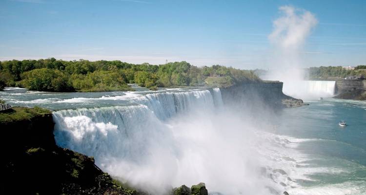 Niagara Falls stromend met nevel en groen