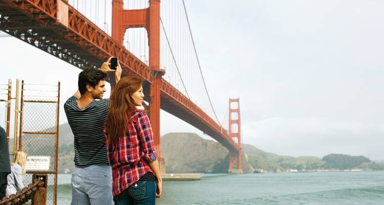 Menschen, die Fotos in der Nähe der Golden Gate Bridge machen