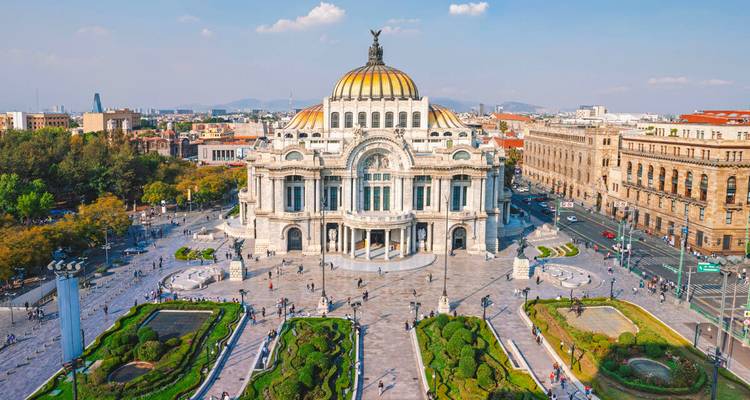 Der Palacio de Bellas Artes dominiert den belebten Platz von Mexiko-Stadt im hellen Nachmittagslicht.