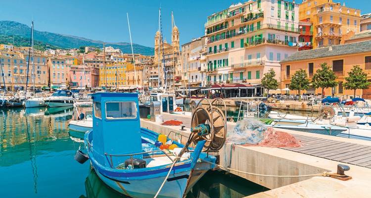 Bâtiments colorés et un quai avec des bateaux, Bastia.