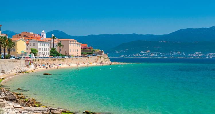 Vue côtière avec plage et montagnes, Ajaccio.