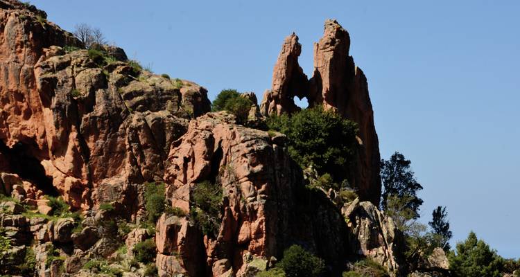 Formation rocheuse naturelle avec un trou en forme de cœur.