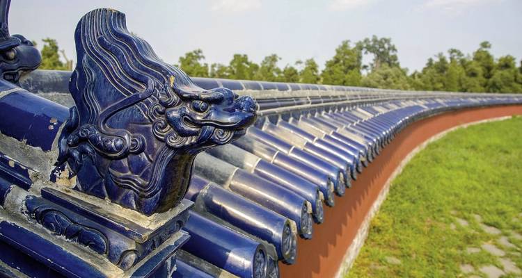 Architecture chinoise traditionnelle avec des décorations de toit bleues.