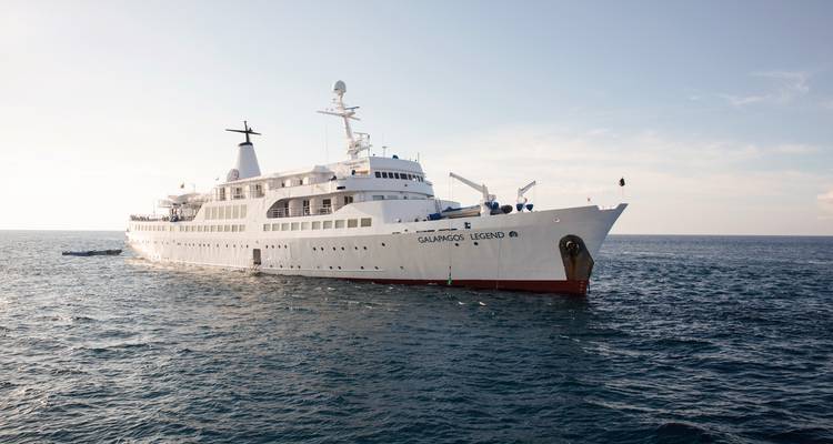 Das Kreuzfahrtschiff Galapagos Legend auf dem Meer.