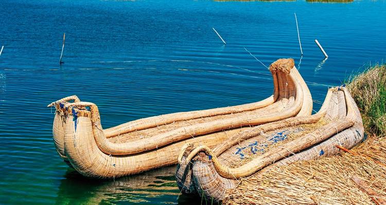 Rietboten op een kalm meer.