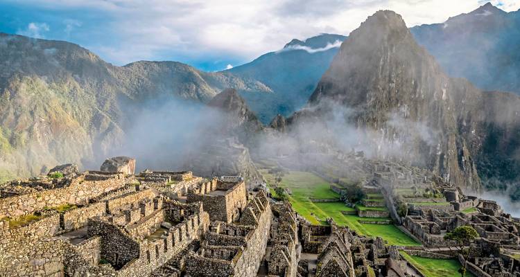 Ruïnes van Machu Picchu met mistige bergen.