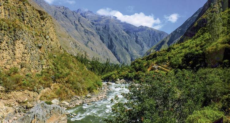 Rivier die door een bergdal stroomt.