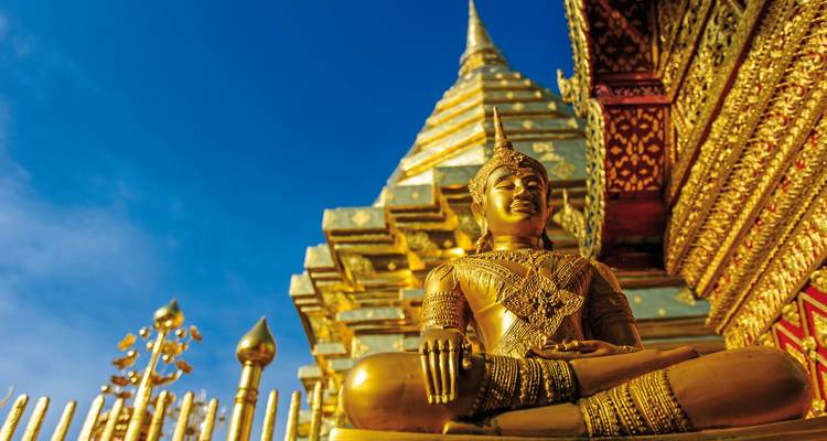 Goldene Statue vor einem Tempel.