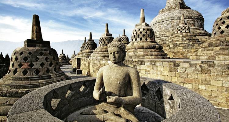 Statuen und Stupas am Borobudur-Tempel.