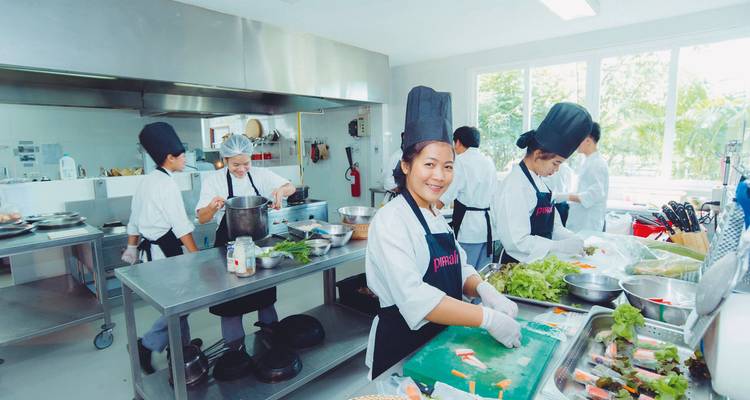 Personnes travaillant dans un environnement de cuisine professionnelle.