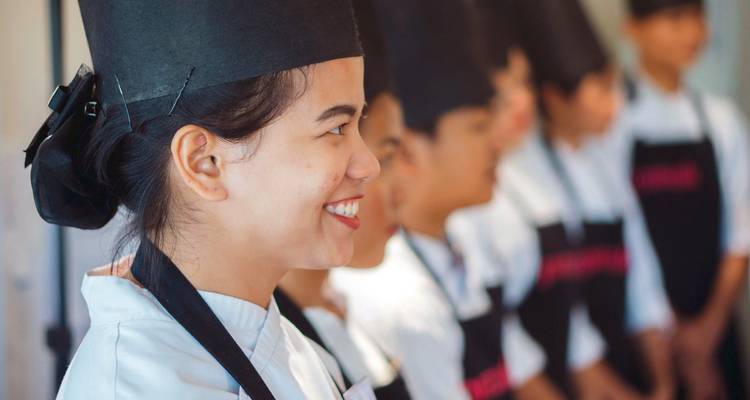 Gros plan de chefs en uniforme se tenant côte à côte.