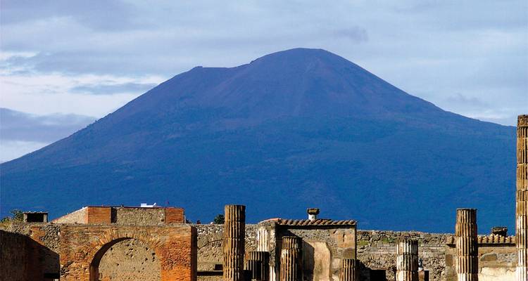 Ruinas de Pompeya con el Monte Vesubio