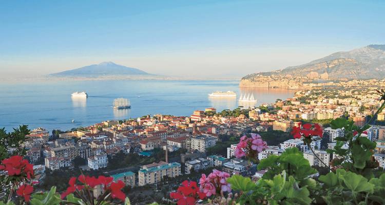 Malerische Aussicht auf Sorrento mit Bergen und Meer