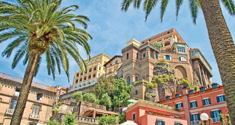 Sorrento-Gebäude auf Klippe mit Palmen