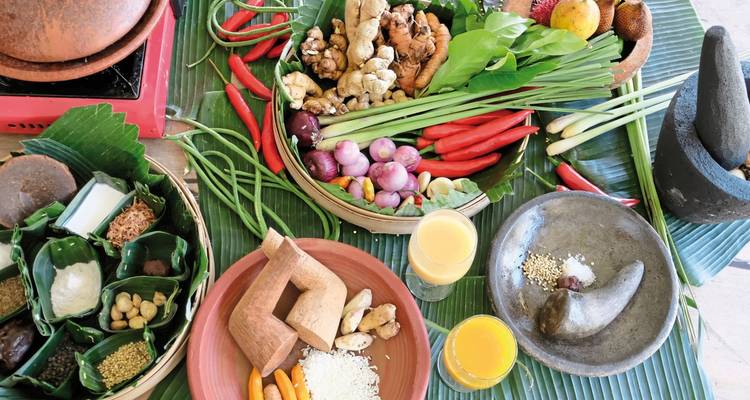 Légumes variés et épices disposés sur une table.
