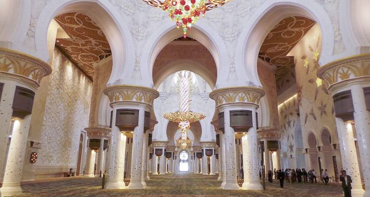 Das kunstvolle Innere einer Moschee.