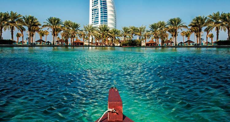 Burj Al Arab mit türkisfarbenem Wasser.