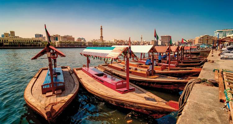 Traditionelle Boote anlegt an einer lebendigen Stadtpromenade.