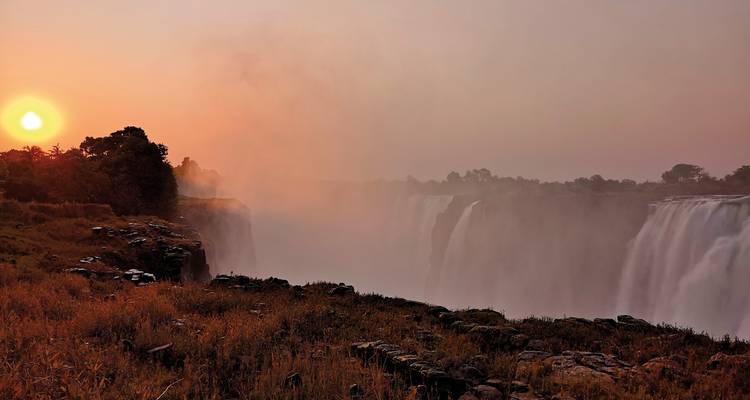 Les chutes Victoria avec un ciel de coucher de soleil dramatique.