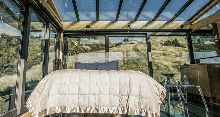Intérieur de cabane moderne sous un toit transparent.