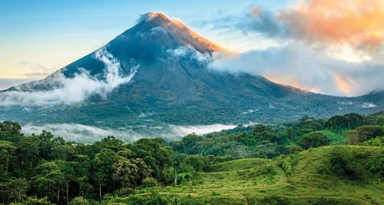 Arenal Vulkaan met wolken die rond de top hangen.