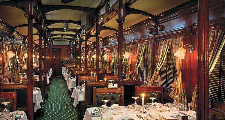 Intérieur d'une voiture-restaurant élégante dans un train.