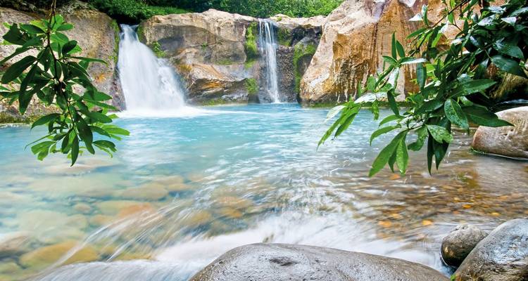 Une cascade pittoresque qui se jette dans un bassin bleu cristallin.