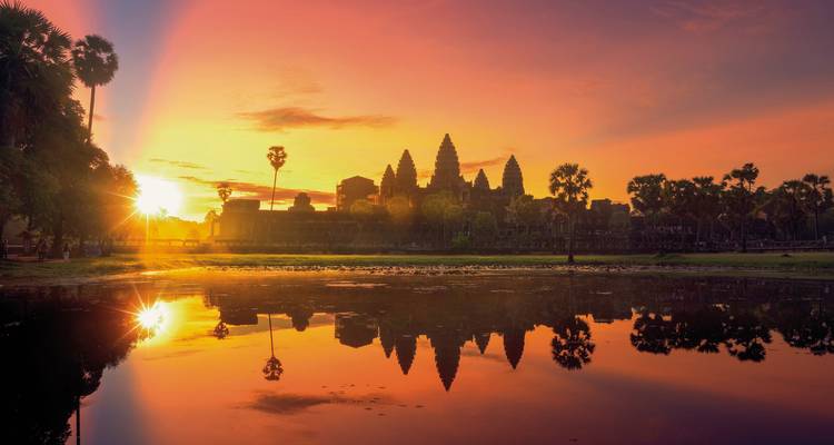 Sonnenuntergangsansicht von Angkor Wat mit Spiegelung im Wasser.