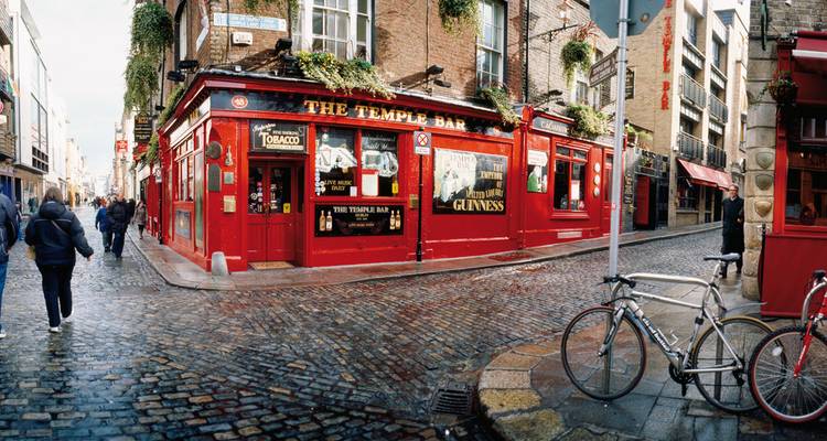 Le Temple Bar à Dublin, un pub rouge célèbre avec des rues pavées.